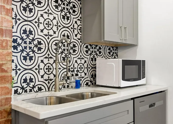 Newly Remodeled 3br Retreat Near Downtown *